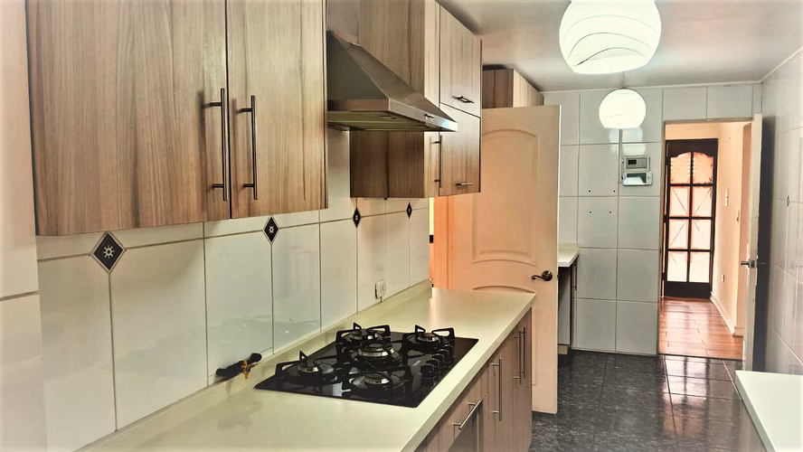 Hermosa, amplia y acogedora casa de 4 dormitorios y 3 baños, ubicada en villa Emanuel lugar muy tranquilo.