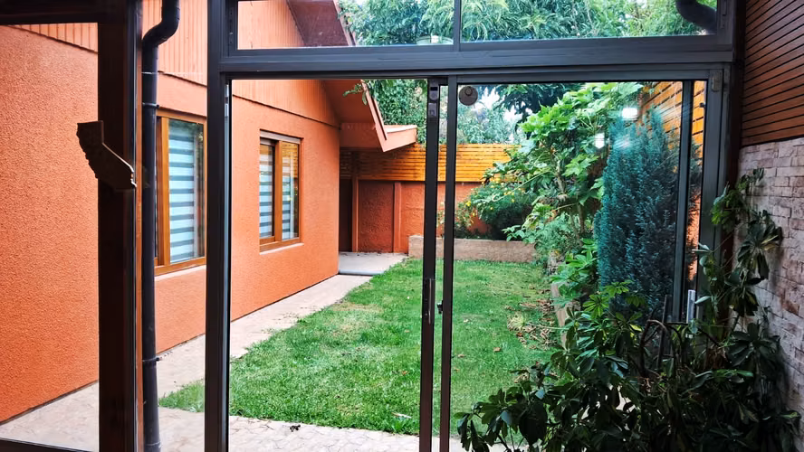 Hermosa, amplia y acogedora casa de 4 dormitorios y 3 baños, ubicada en villa Emanuel lugar muy tranquilo.