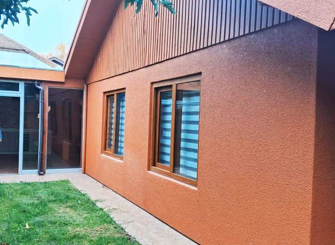 Hermosa, amplia y acogedora casa de 4 dormitorios y 3 baños, ubicada en villa Emanuel lugar muy tranquilo.