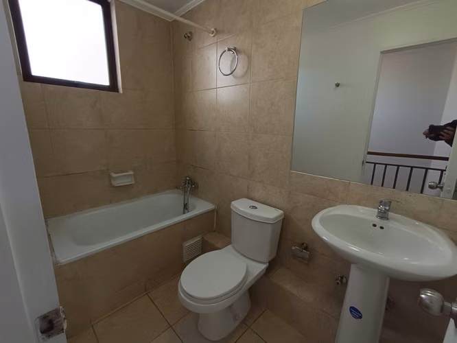 Amplio duplex de 3D2B+E+B con excelente ubicación y gastos comunes incluídos