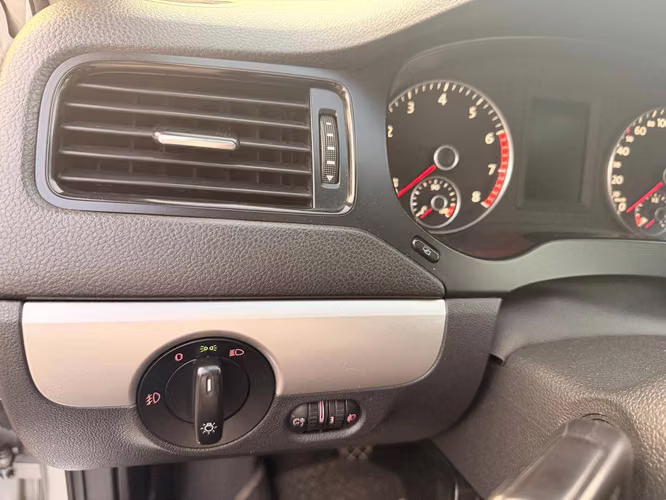 Volkswagen Vento Trendline 2.0 MT (2012)