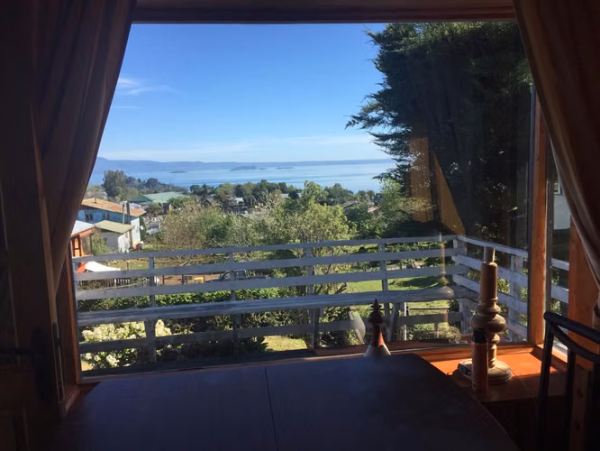 VENDE HERMOSA CASA, VISTA AL LAGO (REGION LOS RIOS)