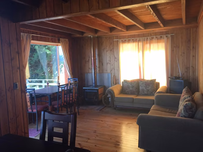 VENDE HERMOSA CASA, VISTA AL LAGO (REGION LOS RIOS)