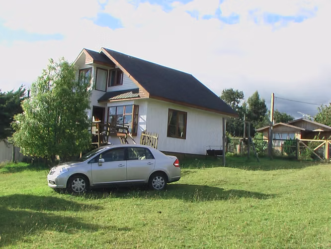 VENDE HERMOSA CASA, VISTA AL LAGO (REGION LOS RIOS)