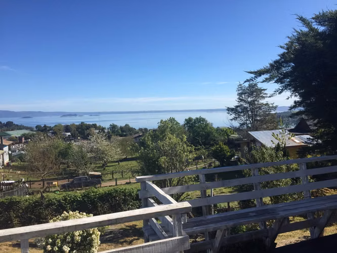 VENDE HERMOSA CASA, VISTA AL LAGO (REGION LOS RIOS)