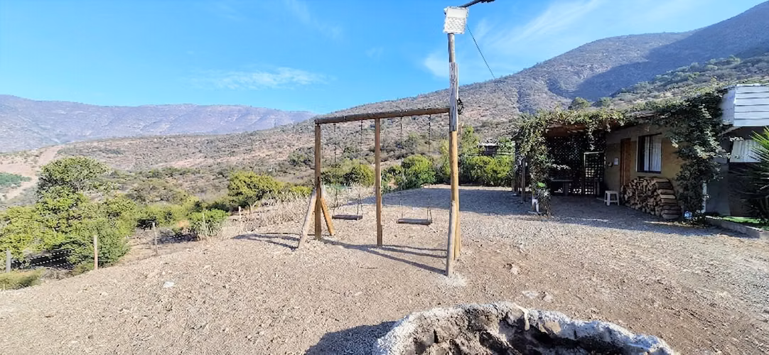 Venta de hermosa parcela de 6.021 m2. con casa y piscina en el tranquilo sector de Lo Rojas, La Cruz. 110 M$.