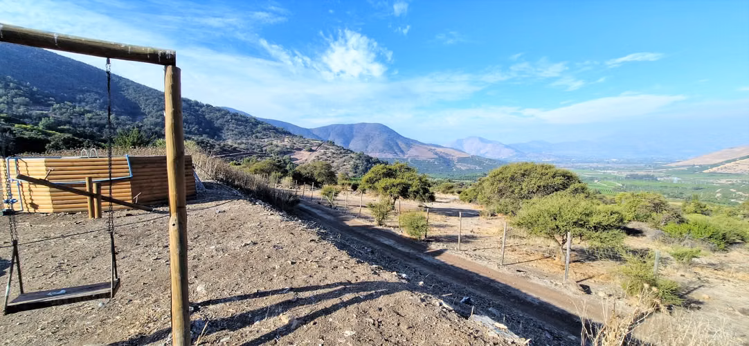 Venta de hermosa parcela de 6.021 m2. con casa y piscina en el tranquilo sector de Lo Rojas, La Cruz. 110 M$.