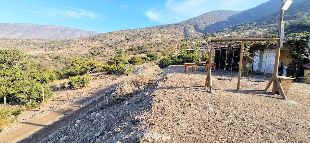 Venta de hermosa parcela de 6.021 m2. con casa y piscina en el tranquilo sector de Lo Rojas, La Cruz. 110 M$.