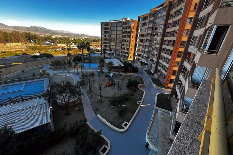 Departamento amoblado en condominio borde río