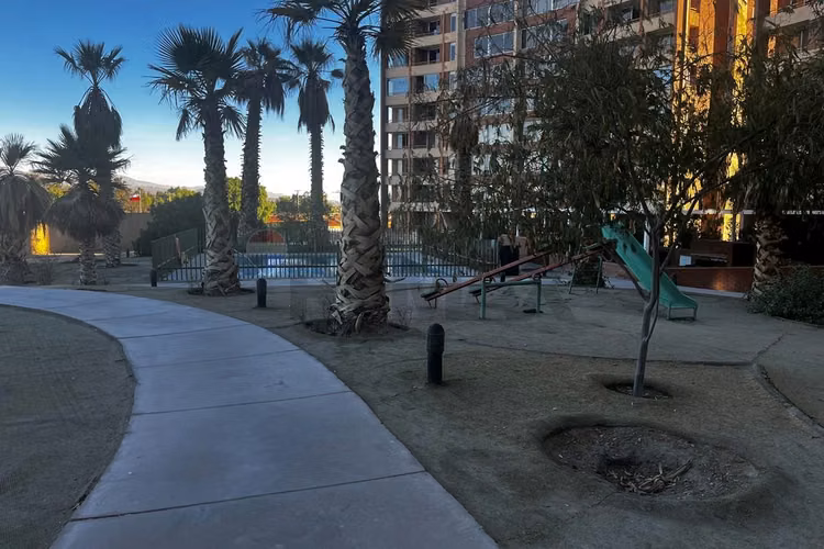 Departamento amoblado en condominio borde río