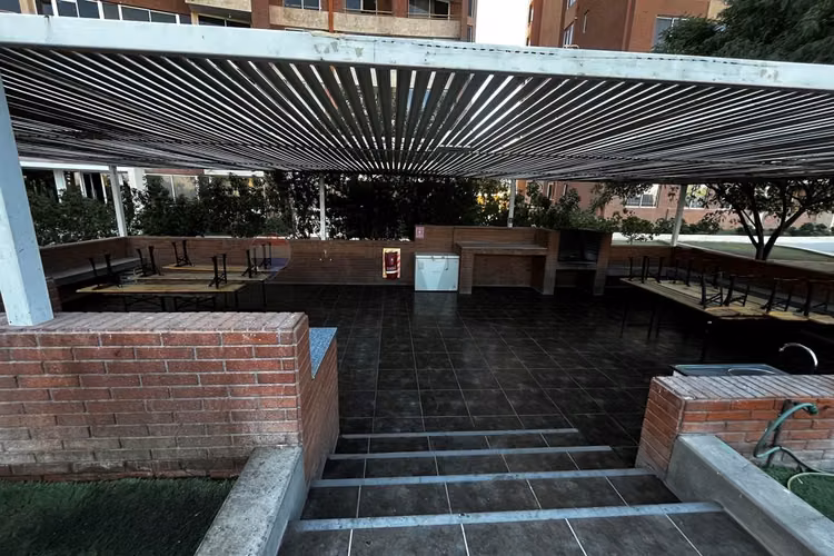 Departamento amoblado en condominio borde río
