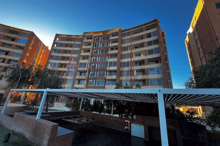 Departamento amoblado en condominio borde río