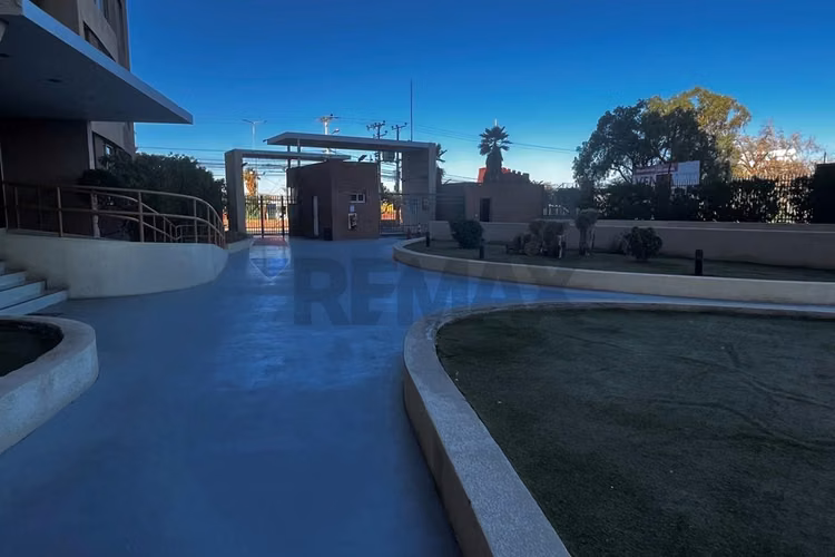 Departamento amoblado en condominio borde río