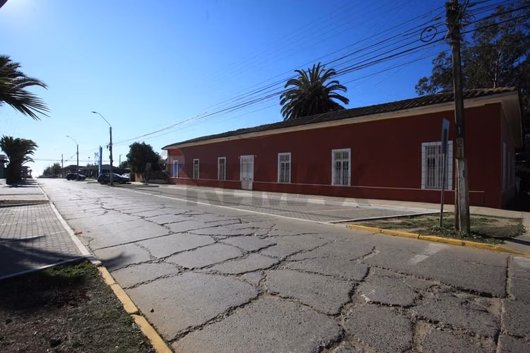 Gran casona comercial pleno centro pichilemu