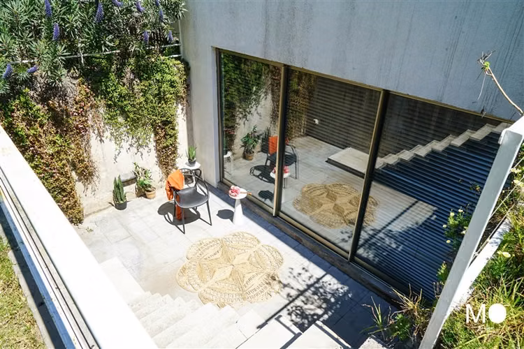 Gran casa moderna en pasaje cerrado con vista a cordillera