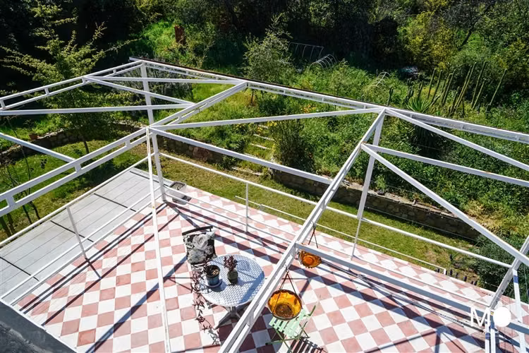 Gran casa moderna en pasaje cerrado con vista a cordillera