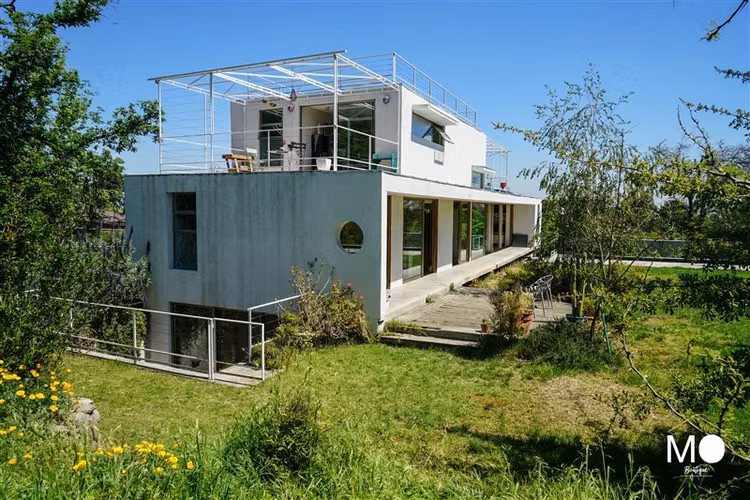Gran casa moderna en pasaje cerrado con vista a cordillera