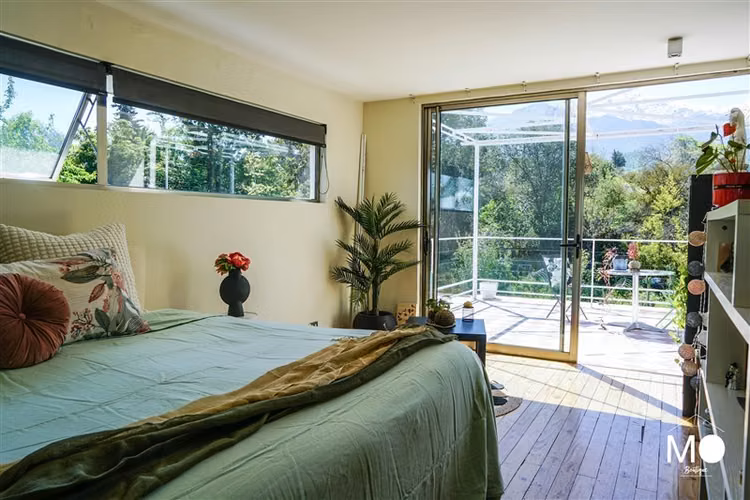 Gran casa moderna en pasaje cerrado con vista a cordillera