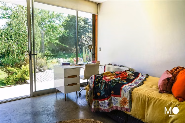 Gran casa moderna en pasaje cerrado con vista a cordillera