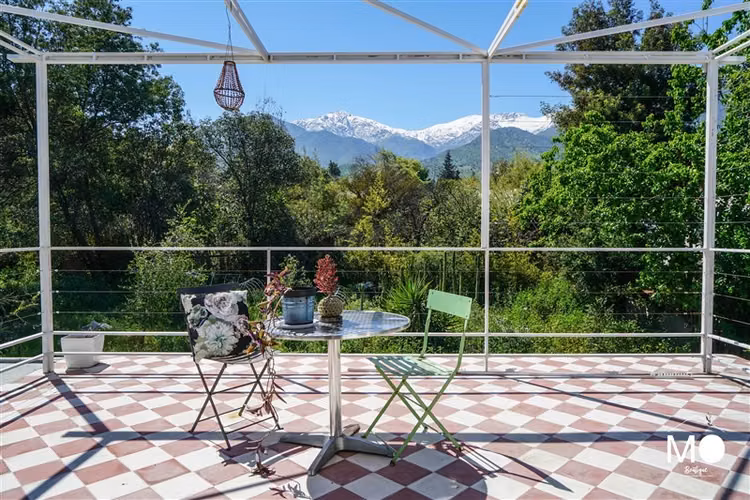 Gran casa moderna en pasaje cerrado con vista a cordillera