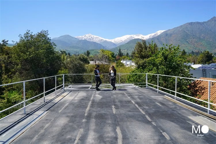 Gran casa moderna en pasaje cerrado con vista a cordillera