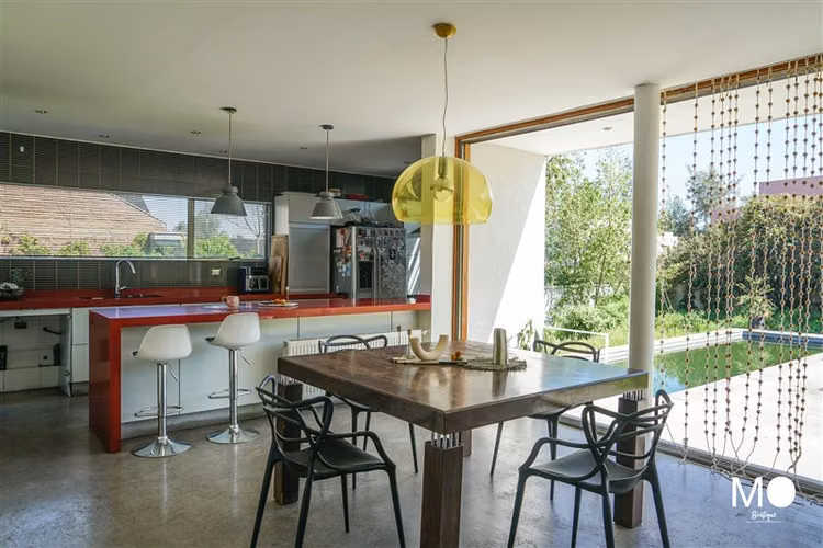 Gran casa moderna en pasaje cerrado con vista a cordillera