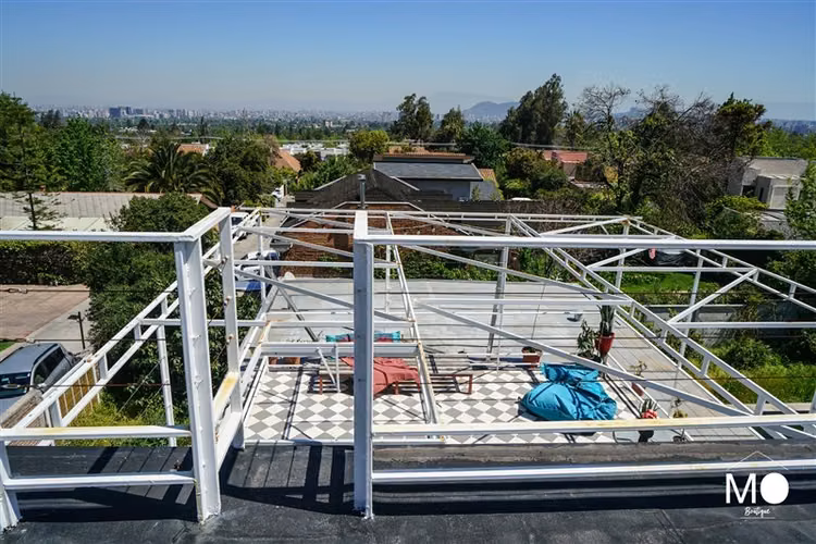 Gran casa moderna en pasaje cerrado con vista a cordillera