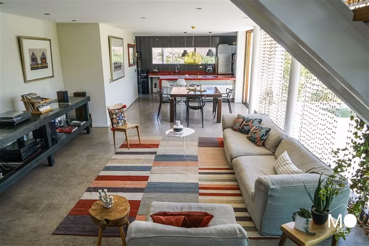 Gran casa moderna en pasaje cerrado con vista a cordillera