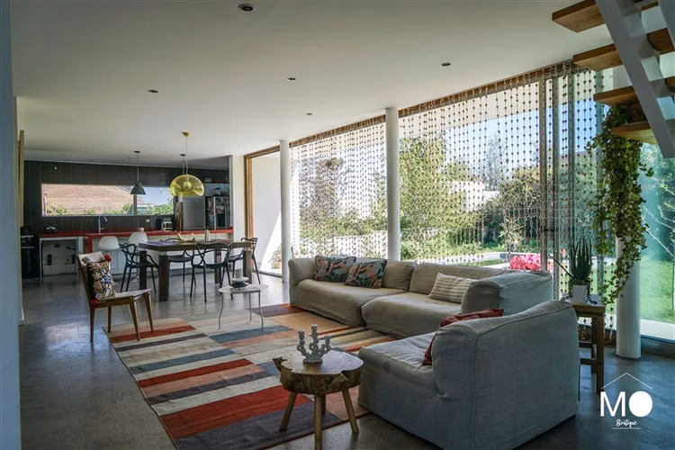 Gran casa moderna en pasaje cerrado con vista a cordillera