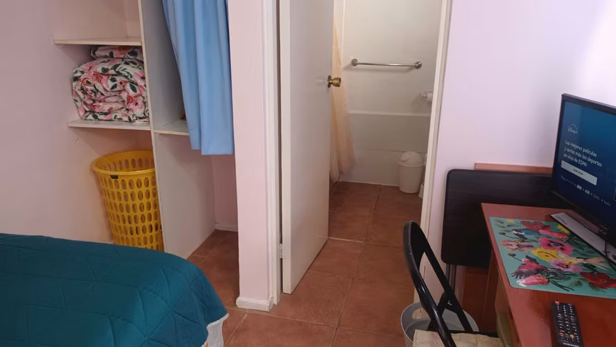 Pieza amoblada con baño privado