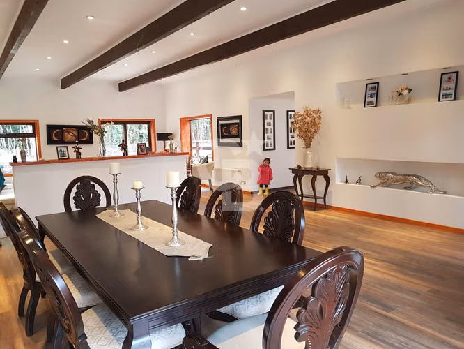 Moderna Casa Amoblada con Piscina y Amplio Quincho