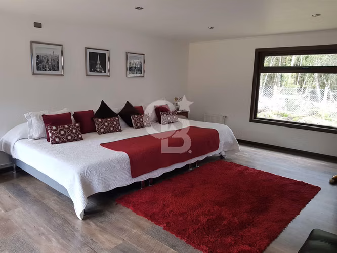 Moderna Casa Amoblada con Piscina y Amplio Quincho