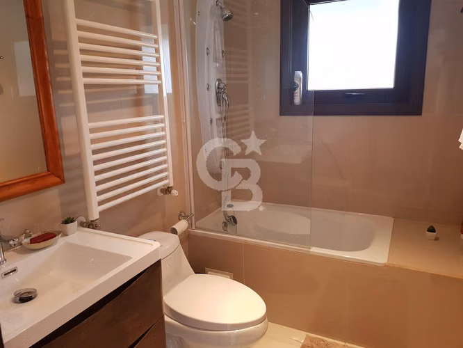 Moderna Casa Amoblada con Piscina y Amplio Quincho