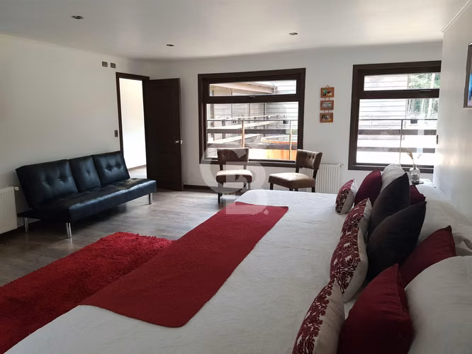 Moderna Casa Amoblada con Piscina y Amplio Quincho