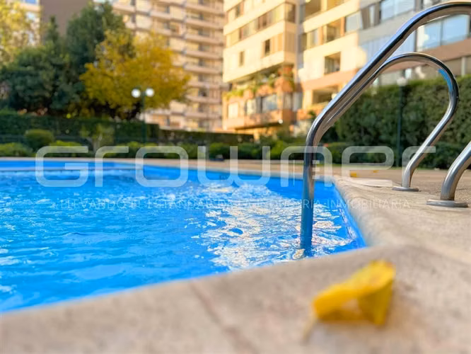 Rotonda Atenas 36 mts de terraza 2 dorm 2 estac. Las Condes