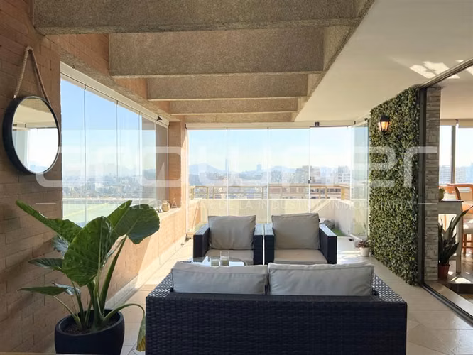 Rotonda Atenas 36 mts de terraza 2 dorm 2 estac. Las Condes
