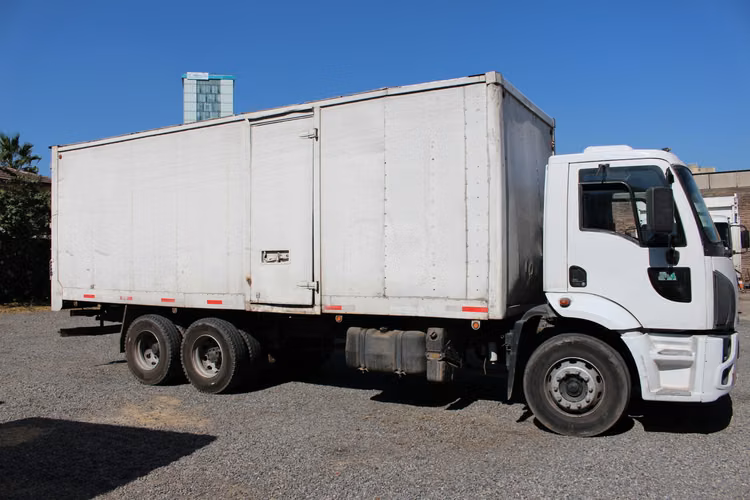 FORD CARGO 2429 AÑO 2013 6X2 FURGON 7.50m LARGO