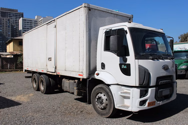 FORD CARGO 2429 AÑO 2013 6X2 FURGON 7.50m LARGO