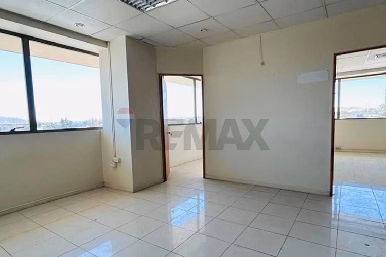 Amplia oficina en arriendo