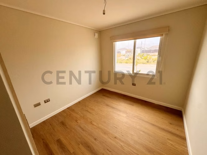 En arriendo casa nueva en sector de Serena Golf