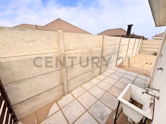 En arriendo casa nueva en sector de Serena Golf