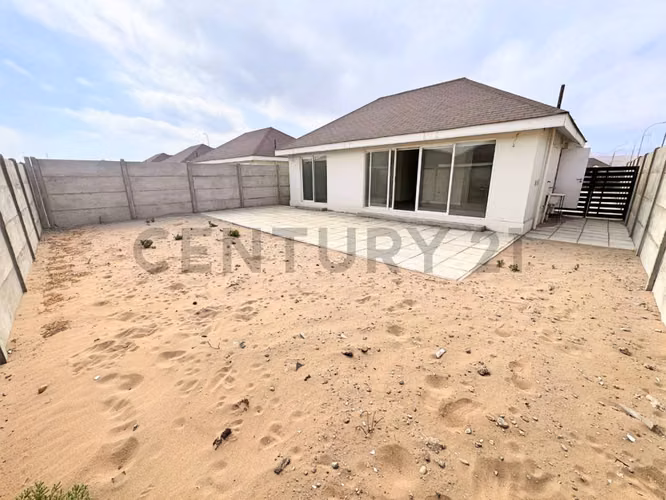 En arriendo casa nueva en sector de Serena Golf