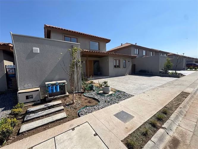 MODELO CABURGUA EN CONDOMINIO LOS NIDALES DE CHICUREO NORTE
