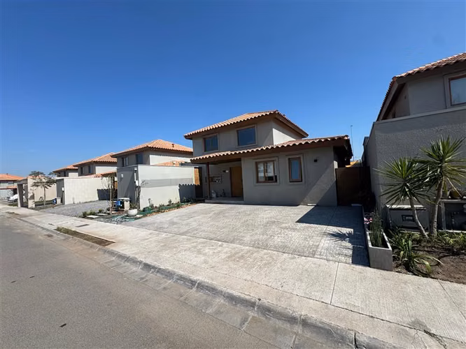 MODELO CABURGUA EN CONDOMINIO LOS NIDALES DE CHICUREO NORTE