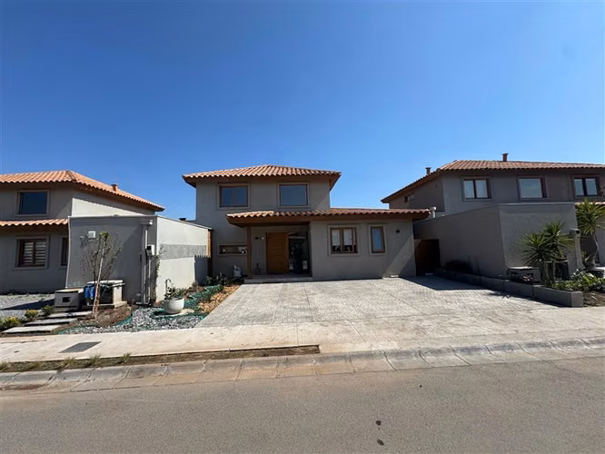 MODELO CABURGUA EN CONDOMINIO LOS NIDALES DE CHICUREO NORTE