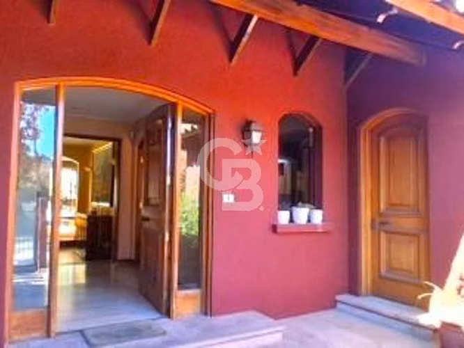 Casa de dos pisos/5D /4D /2E /San Carlos de Apoquindo.