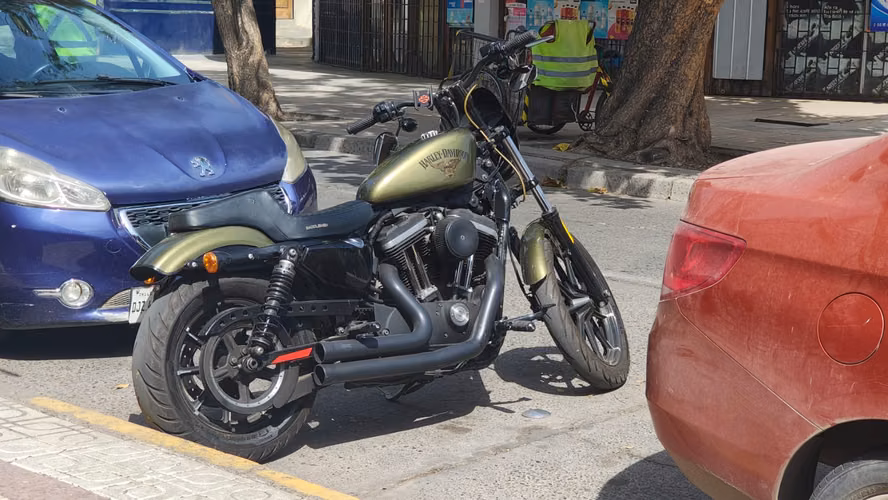 Hermosa Harley Davidson Iron 883