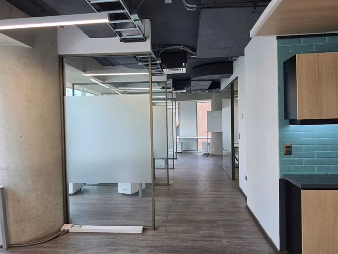 Oficina Habilitada en Arriendo Edificio Plaza Bucarest