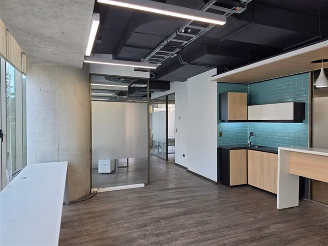 Oficina Habilitada en Arriendo Edificio Plaza Bucarest