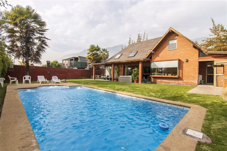 Casa familiar en Las Pircas con seguridad 24/7 y piscina